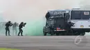 Prajurit  Kopaskhas TNI AU beraksi saat simulasi pembebasan sandera di peringatan HUT ke-69 TNI AU di Pangkalan Udara Halim Perdanakusuma, Jakarta, Kamis (9/4/2015). Acara tersebut menampilkan demo darat dan atraksi udara. (Liputan6.com/Herman Zakharia)