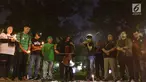 Gabungan suporter klub sepak bola bernyanyi dalam aksi solidaritas terkait tragedi teror bom di Surabaya dan Sidoarjo di Taman Suropati, Jakarta, Senin (14/5). Para suporter mengutuk teror yang terjadi di Indonesia. (Liputan6.com/Immanuel Antonius)