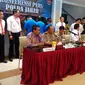 Kapolda Jawa Barat, Irjen Agung Budi Maryoto, merilis kasus suap di Pilkada Garut