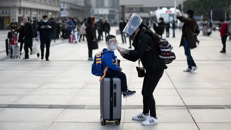 FOTO: Penampilan Berbeda Warga Wuhan Setelah Corona Mereda