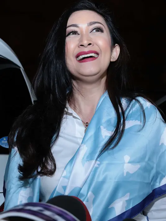 Lantas seperti apa komentar Nafa menjawab kabar yang beredar belakangan ini. Dengan santai ia menjawab bahwa hubungan dengan suaminya berjalan baik. (Deki Prayoga/Bintang.com)