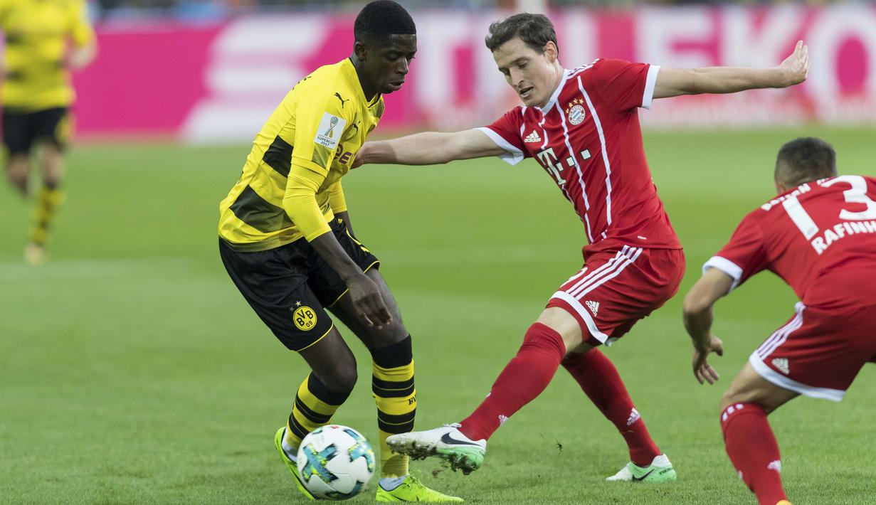 Pemain Dortmund, Ousmane Dembele (kiri) rumornya tengah diincar Barcelona, pemain bersuia 20 tahun tersebut dibanderol Dortmund sebesar 27 juta pound.  (Marius Becker/dpa via AP)