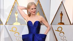 Aktris Nicole Kidman saat tiba dalam acara Piala Oscar 2018 di Dolby Theatre di Los Angeles, Amerika Serikat, Minggu (4/3). (Jordan Strauss/Invision/AP)