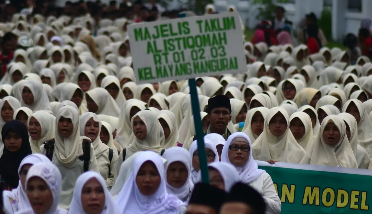 Sejumlah pelajar dan rombongan majelis taklim melintas saat mengikuti Pawai Tahun Baru Islam 1436 H di Jalan Sultan Agung, Jambi, Jumat (24/10/2014) (Antara Foto/Wahdi Septiawan)