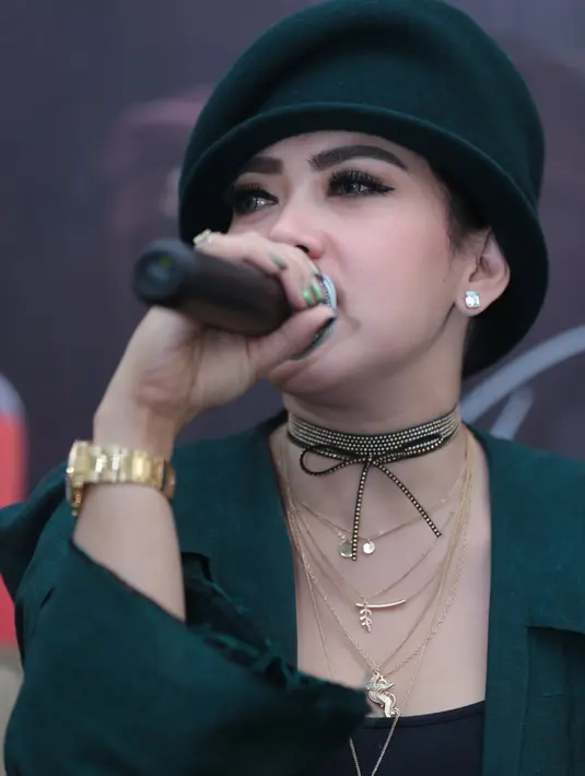 Bahkan, berkolaborasi dengan grup legenda, merupakan impian setiap penyanyi. Termasuk juga Syahrini. Bisa ikut terlibat dalam konser merayakan 40 tahun Air Supply. (Adrian Putra/Bintang.com)