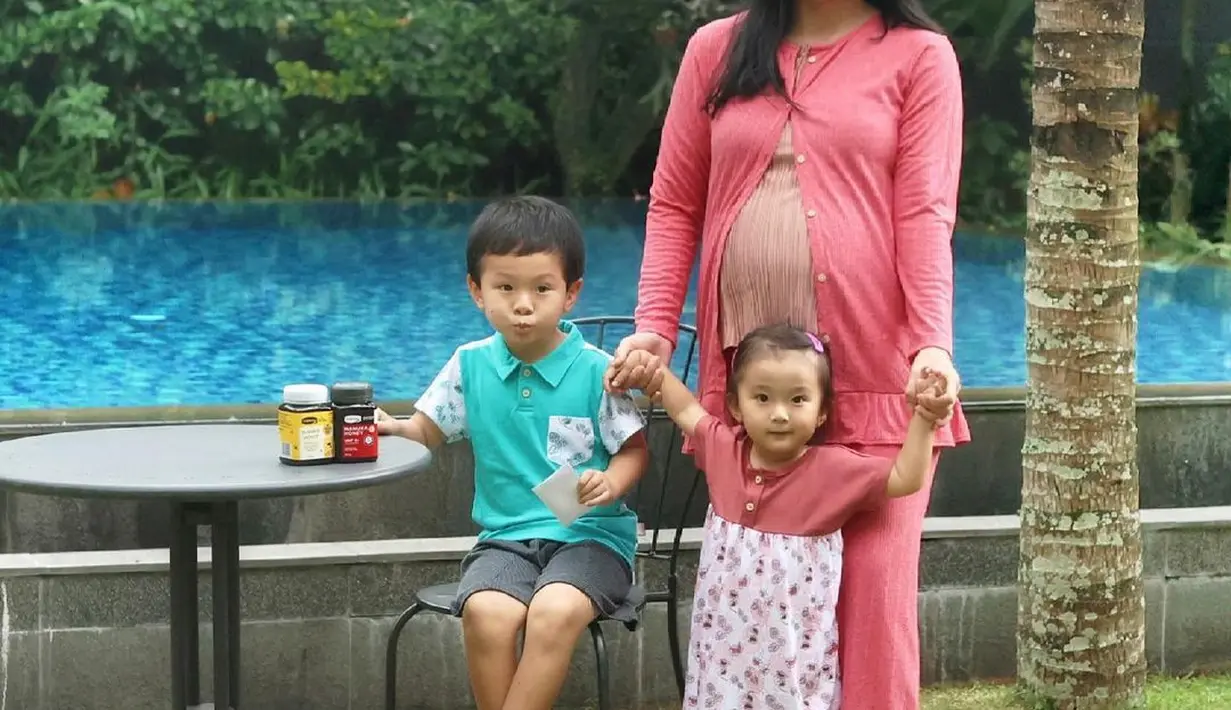 <p>Tetap stylish saat memakai set loungewear warna pink dengan kardigan yang hanya dikancing satu saja (Foto: Instagram @devinahermawan)</p>