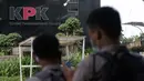 Petugas kepolisian bersiaga di jalan Kuningan Persada sekitar depan Gedung Merah Putih KPK, Jakarta, Selasa (1/6/2021). Pengamanan gedung KPK dan sekitarnya diperketat terkait upacara pelantikan pegawai KPK menjadi Aparatur Sipil Negara. (Liputan6.com/Helmi Fithriansyah)