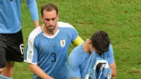 Ekspresi bintang Timnas Uruguay, Luis Suarez (kiri), setelah timnya kalah dari Peru pada perempat final Copa America 2019 di Fonte Nova Arena, Bahia, Minggu (30/6/2019). (AFP/Luis Acosta)