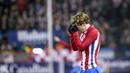 Kekecewaan pemain andalan Atletico Madrid, Antoine Griezmann saat gagal mencetak gol ke gawang Barcelona pada leg pertama semifinal Copa Del Rey di Vicente Calderon stadium, Madrid, Selasa (01/2/20170.  (EPA/Emilio Naranjo)