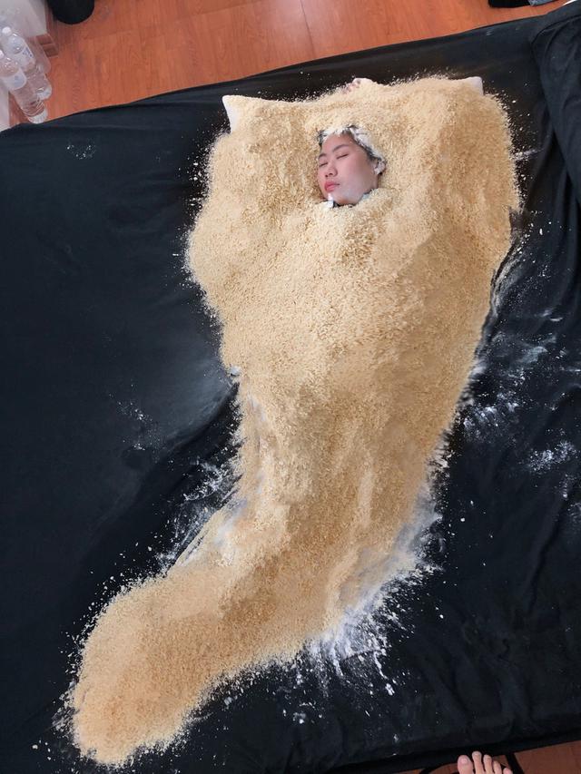 7 Momen Kocak Pria Jahili Pacarnya Jadi Ayam Goreng Ini Bikin Geleng Kepala