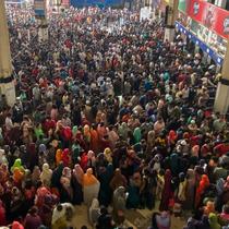 Orang-orang berkerumun membeli tiket di muka untuk melakukan perjalanan ke kampung halaman mereka merayakan Idul fitri di stasiun kereta api di Dhaka, Selasa (26/4/2022).&nbsp; Setiap menjelang perayaan hari besar, seperti Lebaran warga Bangladesh yang merantau ke kota-kota besar akan pulang ke kampung halaman untuk merayakannya bersama sanak keluarga. (Munir uz zaman / AFP)