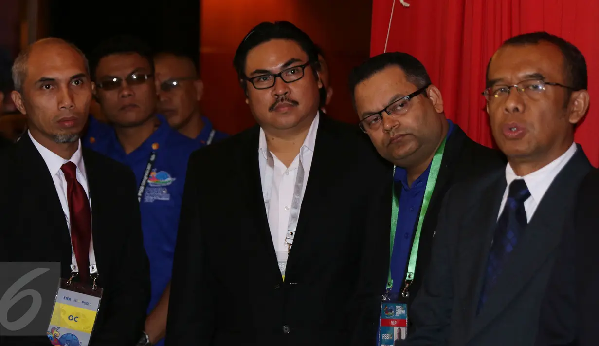 Sekjen PSSI Ade Wellington (tengah) saat menghadiri Kongres PSSI 2017 di Bandung, Minggu (8/1). Salah satu yang dibahas adalah pencabutan hukuman kepada klub atau individu anggota PSSI. (Liputan6.com/Helmi Fithriansyah)