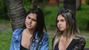 Kembar transgender Brasil, Mayla (kiri) dan Sofia selama wawancara dengan AFP di sebuah taman di Campinas, sekitar 100 km dari Sao Paulo, pada 27 Februari 2021. Operasi perubahan kelamin Mayla dan Sofia itu dibiayai oleh sang kakek yang rela menjual rumahnya. (Nelson ALMEIDA / AFP)