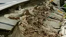 Seorang pria berjalan di dekat jalan yang rusak pasca gempa bumi di kota Mashiki, Prefektur Kumamoto, Jepang selatan, Jumat (15/4). Gempa 6,4 SR yang terjadi Kamis (14/4) itu juga mengakibatkan lebih dari 20 bangunan rumah hancur. (REUTERS/Kyodo)