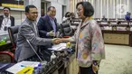 Menteri Keuangan Sri Mulyani  berjabat tangan dengan Wakil Ketua Komisi XI DPR RI Amir Uskara sat tiba untuk mengikuti rapat kerja di Nusantara I, Kompleks Parlemen MPR/DPR-DPD, Senayan, Jakarta, Kamis (8/6/2023). (Liputan6.com/Faizal Fanani)
