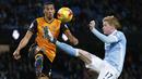 Manchester City, Kevin De Bruyne (kanan) berebut bola dengan pemain Hull City, Isaac Hayden  pada laga piala Liga Inggris di Stadion Etihad, Manchester, Rabu (2/12/2015). Manchester City menang 4-1. (Reuters/Phil Noble)