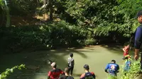 Pencarian anak yang hanyut di sungai di Bogor. (Liputan6.com/ Achmad Sudarno)