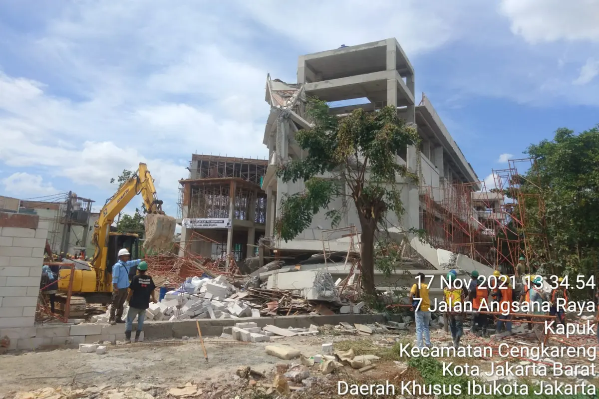 Sebuah bangunan sekolah yang sedang dalam proses renovasi tiba-tiba ambrol pada Rabu (17/11/2021) siang. Sejumlah pekerja dilaporkan luka-luka akibat kejadian itu.