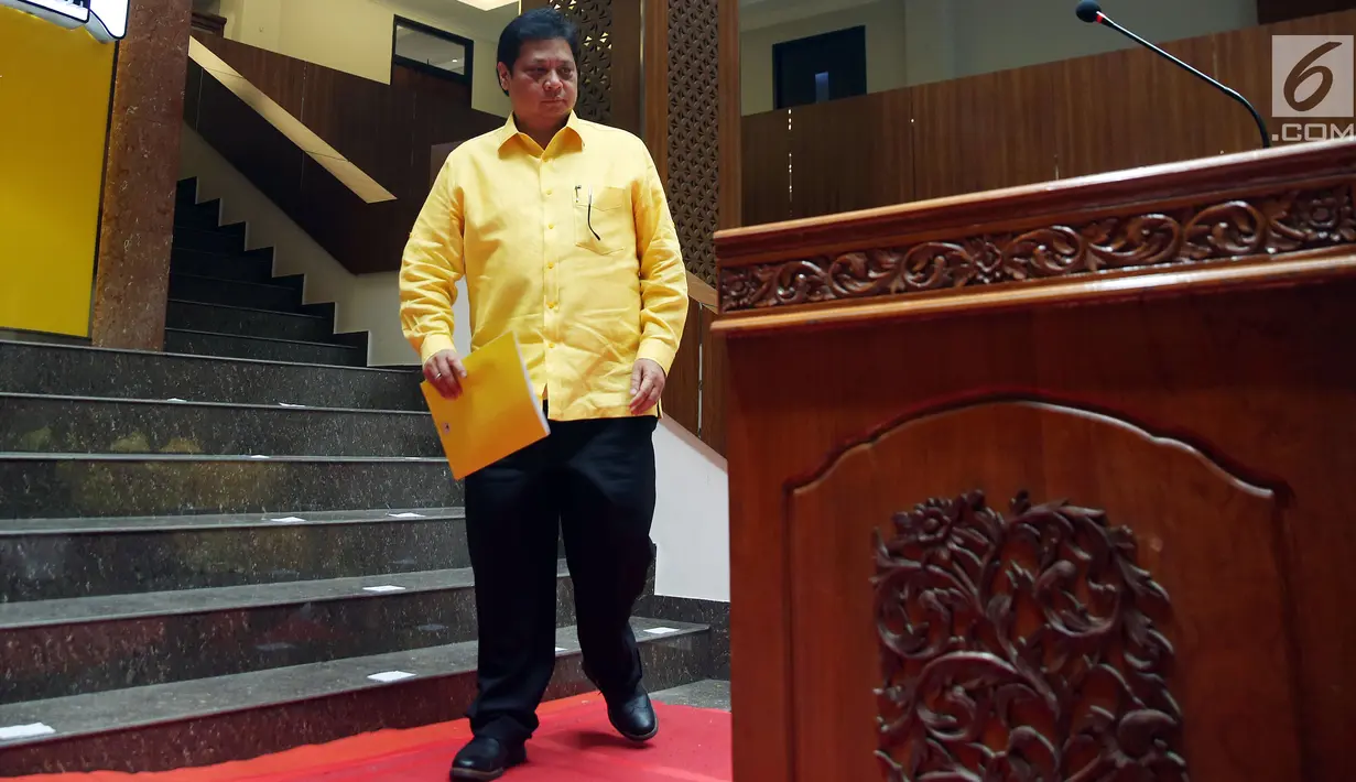 Ketua Umum Partai Golkar Airlangga Hartarto saat akan mengumumkan kepengurusan baru Partai Golkar periode 2018-2019 di DPP Partai Golkar, Slipi, Jakarta, Senin (22/1). (Liputan6.com/JohanTallo)