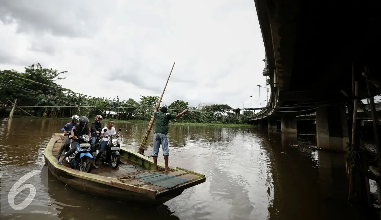 Sejumlah pengendara motor menaiki perahu eretan di  Kanal Banjir Barat (KBB), Teluk Gong, Jakarta, Rabu (10/2/2016). Dengan tarif Rp 2000, mereka dapat mempersingkat jarak dan waktu dari Teluk Gong menuju Pluit. (Liputan6.com/Faizal Fanani)