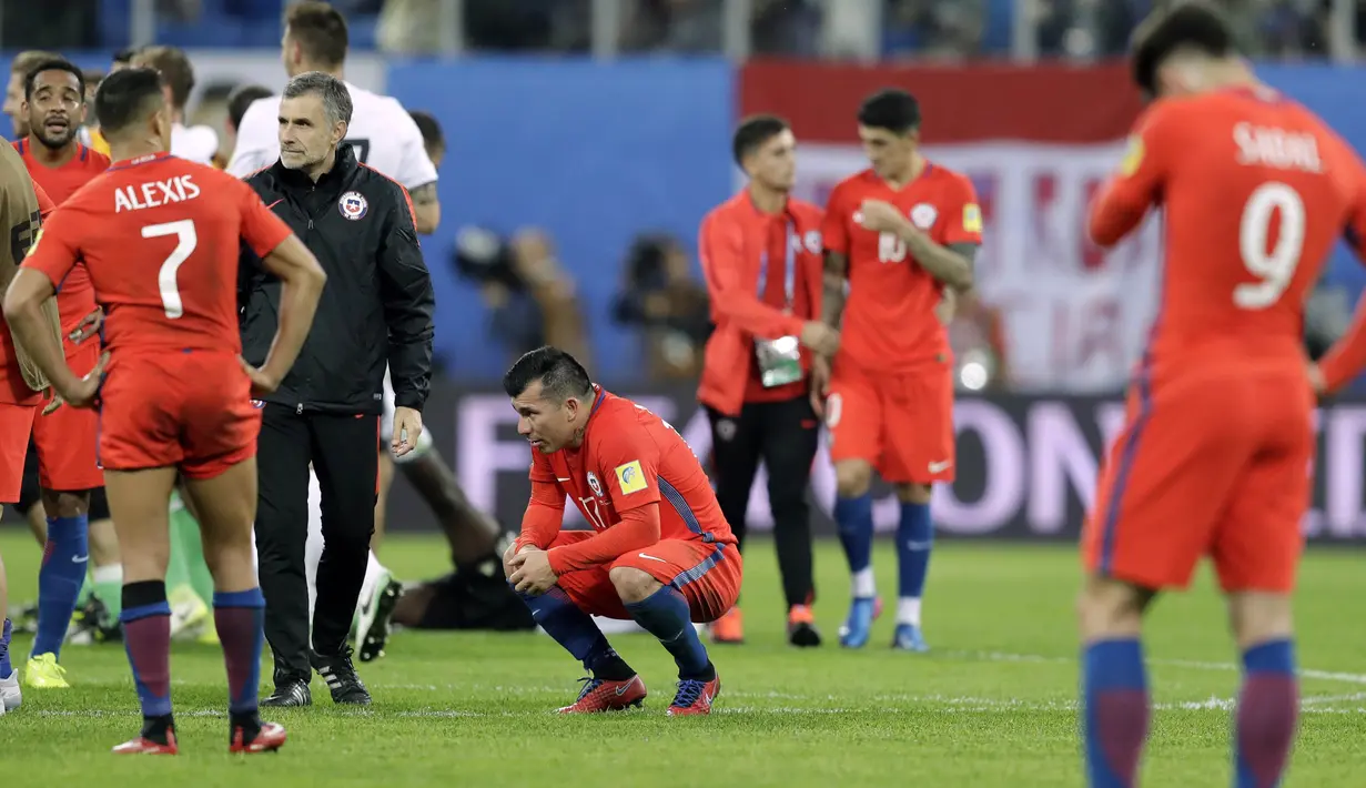 Para pemain Cile tampak kecewa usai gagal merebut Piala Konfederasi 2017 di Stadion Saint Petersburg, Rusia, Minggu (3/7/2017). Jerman menang 1-0 atas Cile. (AP/Thanassis Stavrakis)