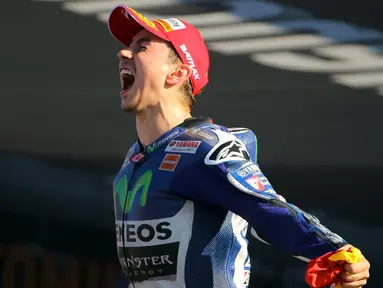 Pembalap MotoGP tim Yamaha, Jorge Lorenzo melakukan selebrasi di atas podium usai sukses menjadi juara dunia MotoGP 2015 di seri terakhir Grand Prix Valencia di Sirkuit Ricardo Tormo di Valencia, Spanyol, Minggu (8/11). (REUTERS/Heino Kalis)
