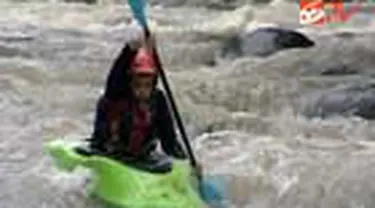 Berbeda dengan olahraga arung jeram, menyusuri arus liar dengan kayak punya tantangan tersendiri. Semuanya bisa dinikmati di Sungai Citarik, Sukabumi, Jabar. 