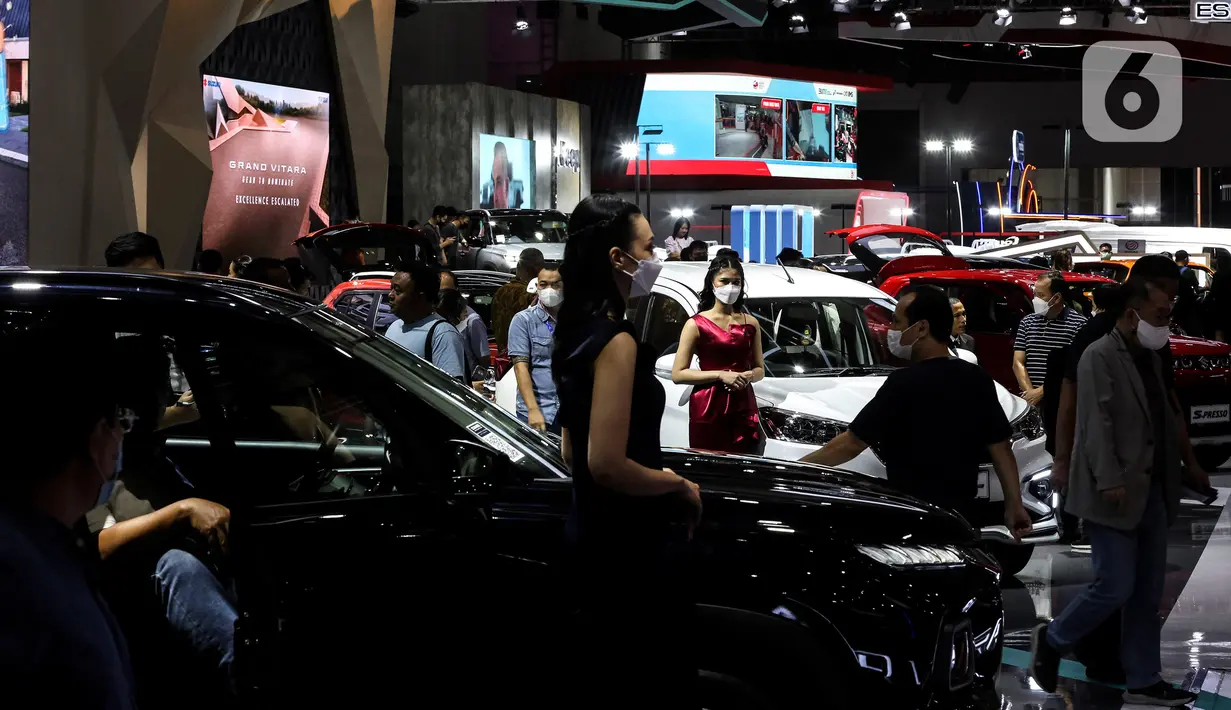 Sales promotion girl (SPG) menunggu pengunjung pada hari kedua pameran Indonesia International Motor Show (IIMS) 2023 di JIExpo Kemayoran, Jakarta Pusat, Jumat (17/2/2023). IIMS 2023 yang berlangsung hingga 26 Februari mengangkat tema "Bringing Opportunity for Otomotive Society Together" (BOOST) dan menghadirkan sekitar 40 merek otomotif dengan menampilkan produk dan konsep terbaru. (Liputan6.com/Johan Tallo)