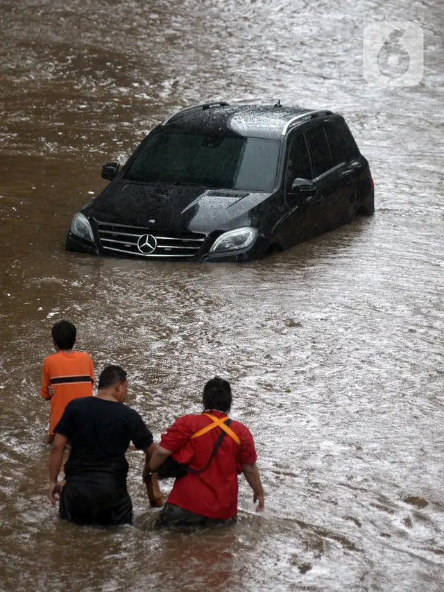 FOTO: Banjir Putus Akses Lalu Lintas di Jalan Kapten Tendean