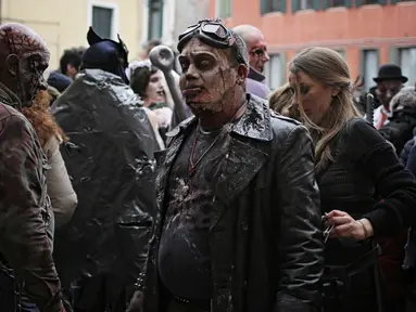 Sejumlah orang berpakaian seperti zombie memadati jalan-jalan kota Venesia menjelang pembukaan Carnival of Venice 2017, Italia (11/2). Karnaval ini diadakan setiap tahunnya, dan menjadi daya tarik wisatawan. (AFP/Marco Bertorello)