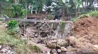 Reruntuhan tembok penahan tanah (TPT) di Perumahan Panorama, Kelurahan Mulyaharja, Kecamatan Bogor Selatan, Kota Bogor. (Liputan6.com/ Achmad Sudarno)