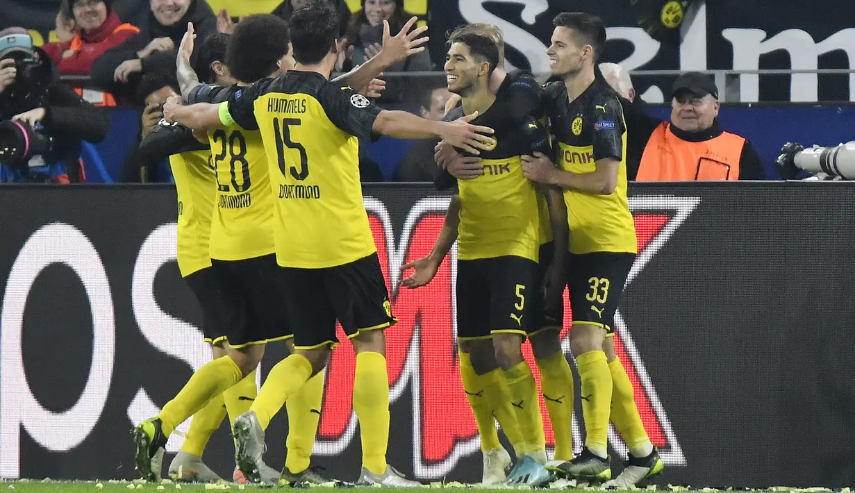 Gelandang Borussia Dortmund, Achraf Hakimi (ketiga kanan) berselebrasi dengan rekan-rekannya usai mencetak gol ke gawang Inter Milan pada pertandingan lanjutan Grup F Liga Champions di Signal Iduna Park, Jerman (5/11/2019). Hakimi mencetak dua gol dipertandingan ini. (AP Photo/Martin Meissner)