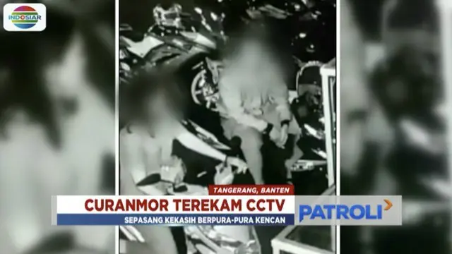 Sepasang kekasih terekam CCTV sedang berupaya mencuri sepeda motor di sebuah parkiran taman di Tangerang. Sebelumnya, mereka terlihat tengah berpura-pura kencan di atas motor tersebut.