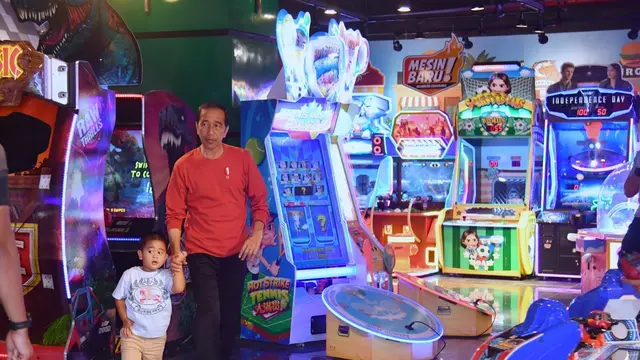 Presiden Joko Widodo atau Jokowi mengunjungi DeliPark Mall, Kota Medan, disela-sela kunjungan kerjanya ke Provinsi Sumatra Utara, Kamis 9 Februari 2023.