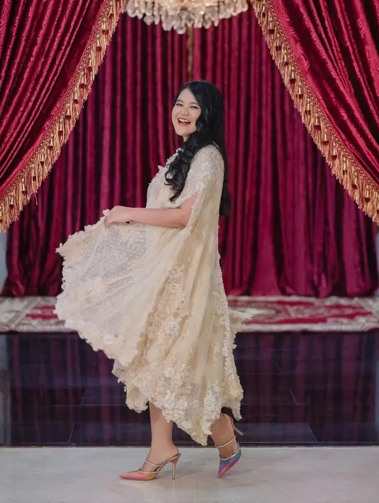 Kali ini Kahiyang Ayu tampil dengan dress cantik bernuansa beige. Mana penampilan Kahiyang Ayu yang jadi favoritmu, Sahabat FIMELA? [Foto: Instagram/ayanggkahiyang]