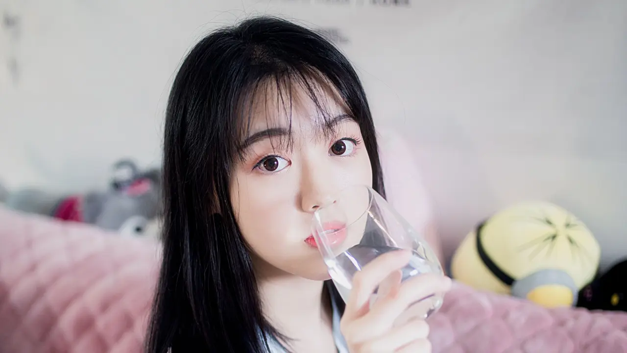 Manfaat Minum Air Putih Saat Bangun Tidur, Mulai Sekarang Rutinlah! (Sumber/unsplash)