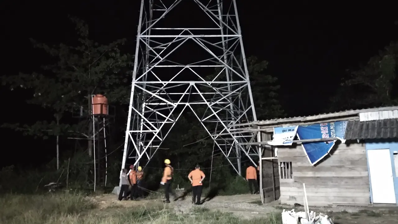 Pemuda Kendari Gagal Bunuh Diri Setelah Pingsan di Atas Tower Sutet