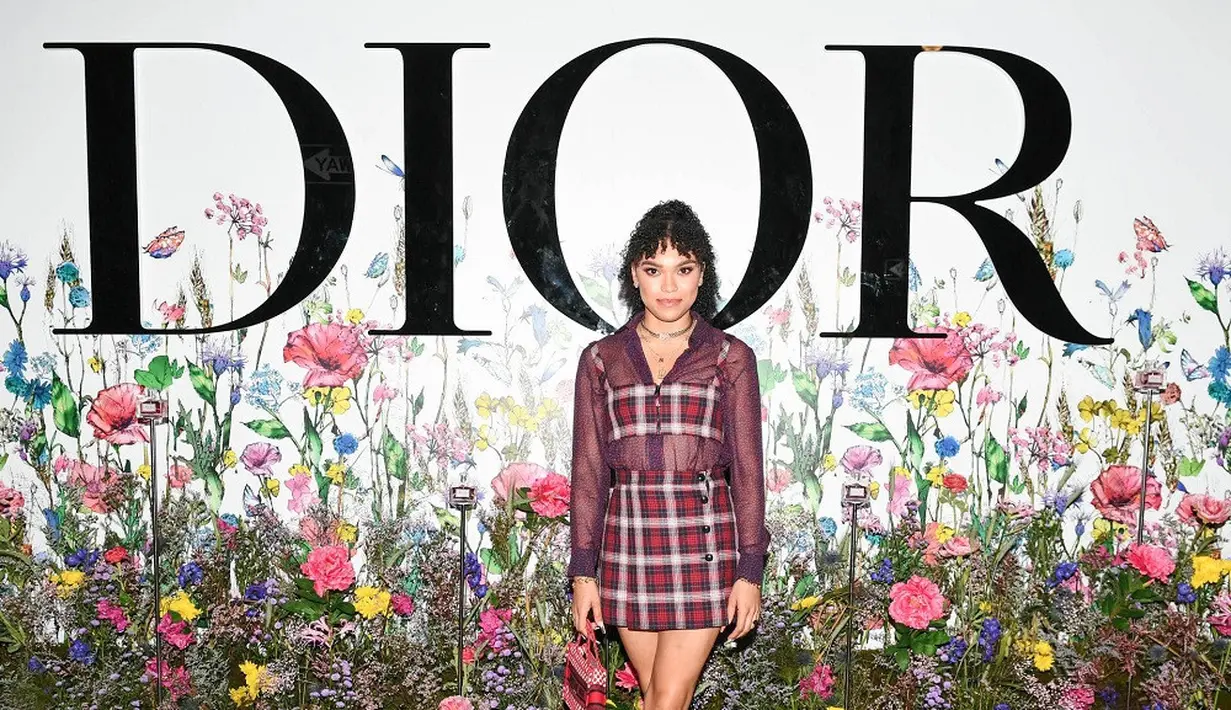 intang film I Am Not Okay with This, Sofia Bryant mengenakan Dior Ready-To-Wear oleh Maria Grazia Chiuri. Dia juga mengenakan tas, sepatu dan perhiasan dari Dior.  (dok/Dior).