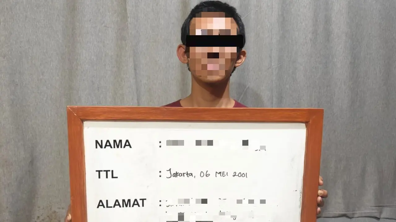 Seorang pria berinisial NMF (23) dibekuk polisi setelah menipu temannya sendiri dengan modus meminjam motor untuk wawancara kerja. (Liputan6.com/Ady Anugrahadi)