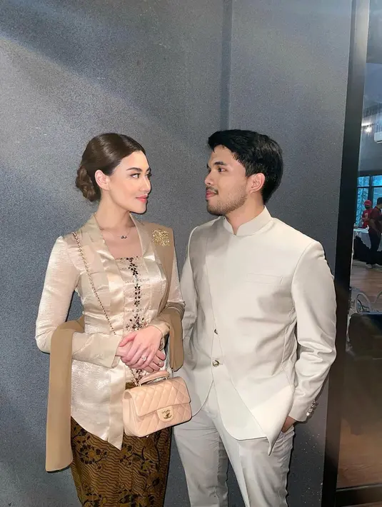 Rambutnya pun ditata bergaya sleek; dibelah tengah dan digulung rendah. [Foto: Instagram/aaliyah.massaid]