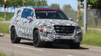 Mercedes Benz GLS terbaru yang terbungkus warna kamuflase tertangkap kamera mata-mata sedang melakukan pengujian. (Carscoops)