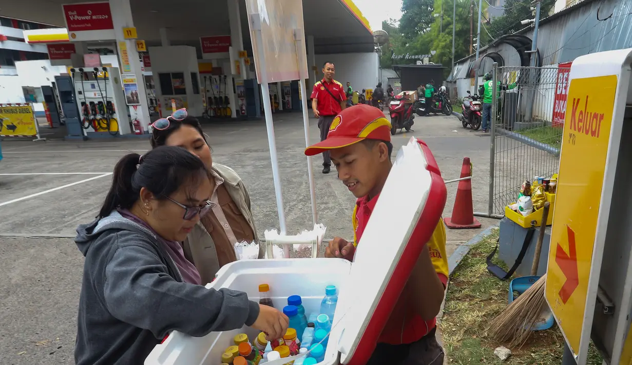 Hal ini lantaran mini market di dalam SPBU swasta tersebut tetap beroperasional, sehingga para pegawai terpaksa harus menawarkan produk lain selain BBM agar tetap produktif. (merdeka.com/Arie Basuki)