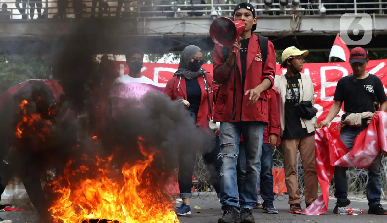Mahasiswa dari berbagai elemen dan kampus berunjuk rasa di kawasan Patung Kuda Jalan Medan Merdeka Barat, Jakarta, Selasa (10/11/2020). Mahasiswa menuntut pencabutan pengesahan Omnibus Law UU Cipta Kerja melalui Perppu. (Liputan6.com/Helmi Fithriansyah)