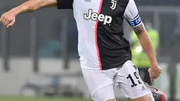 Bek Juventus, Leonardo Bonucci berusaha mengontrol bola saat melawat ke markas Cagliari dalam lanjutan Liga Italia di stadion Sardegna Arena, Rabu (29/7/2020). Juventus yang sudah menjadi juara terpeleset di markas Cagliari. (Alessandro Tocco/LaPresse via AP)