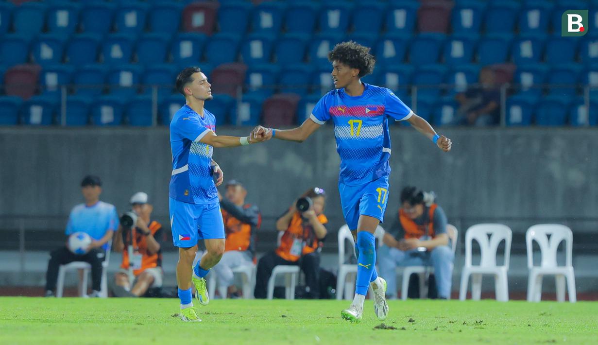 Pemain Filipina U-22, Banatao Otu Abang, melakukan selebrasi setelah mencetak gol ke gawang Timnas Indonesia U-22 pada laga Grup C SEA Games 2025 di 700th Anniversary Stadium, Senin (8/12/2025). (Bola.com/Bagaskara Lazuardi)
