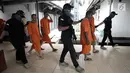 Para tersangka dibawa petugas seusai pemusnahan barang bukti narkoba jenis sabu seberat 40,19 kg di BNN, Jakarta Timur, Jumat (26/1). Dengan pemusnahan ini setidaknya BNN telah menyelamatkan lebih dari 200 ribu anak bangsa. (Liputan6.com/Arya Manggala)
