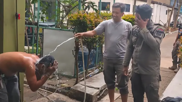 Satpol PP Depok Adu Lari Tangkap Manusia Silver Hingga Mandikan Gelandangan