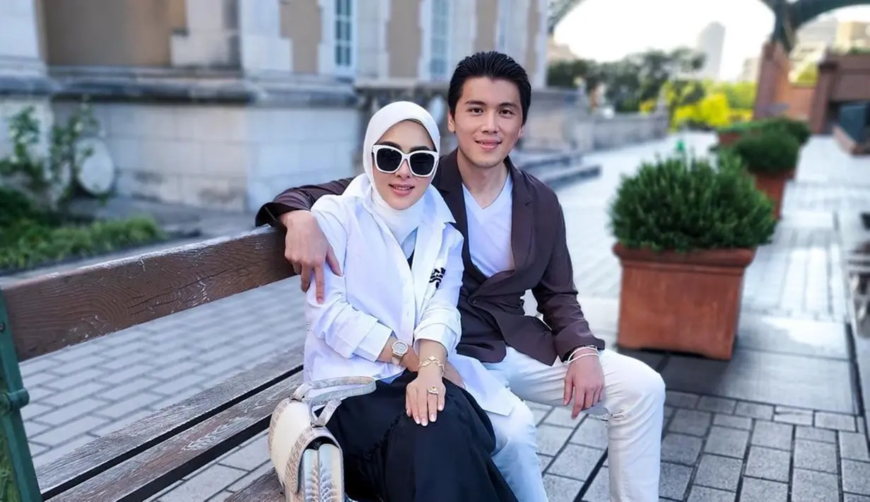 Pasangan suami istri, Syahrini dan Reino Barack kini sedang menikmati liburan ke Tokyo, Jepang. Saat di sana, mereka tampak menyusuri jalanan menikmati liburan. Syahrini dan Reino pun begitu mesra dan romantis saat liburan berdua.(Liputan6.com/IG/@princessyahrini)