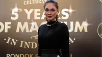 Intip Luna Maya Liburan Bareng Kekasih di Pulau Komodo