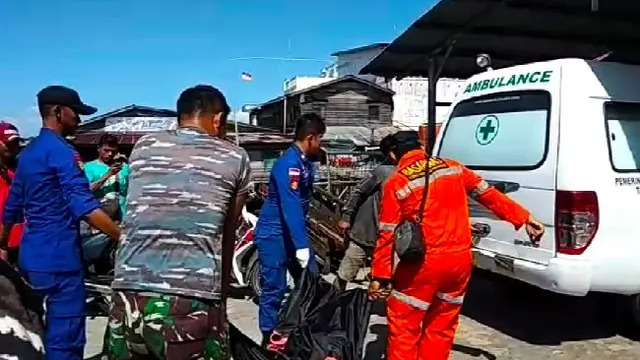 Evakuasi korban kapal tenggelam yang ditemukan tak bernyawa di tengah laut.